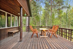 Outdoor dining - Cozy vacation home in the forest - 10 min. walk from the beach (Flisberget)