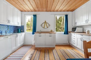 Fridge, microwave, oven, stovetop - Cozy vacation home in the forest - 10 min. walk from the beach (Flisberget)