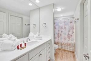 シャワー付き浴槽、タオル、トイレットペーパー