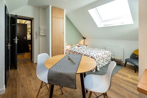 Desk, iron/ironing board, free WiFi, bed sheets - Studio D, in the center of town, cosy and warm. (La Roche-sur-Yon)