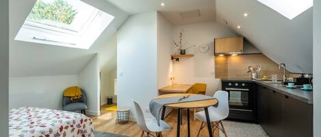 Bureau, fer et planche à repasser, Wi-Fi gratuit, draps fournis