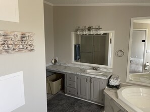 Duschwanne, Handtücher, Seife, Shampoo