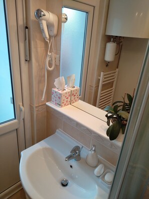 Douche, sèche-cheveux, bidet, serviettes fournies