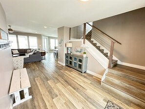 Smart TV, fireplace, books, offices