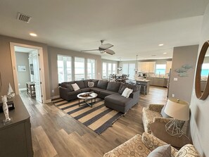 Smart TV, caminetto, libri, studio