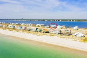 On the beach - Lazy Lady - Waterfront, 8Br, Private Beach, Heated Pool, Sleeps 30 (Gulf Shores)