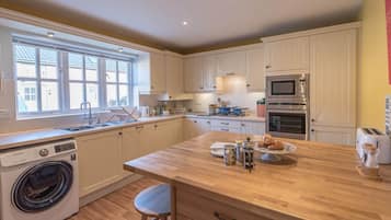 House (3 Bedrooms) | Private kitchen | Fridge, microwave, oven, stovetop