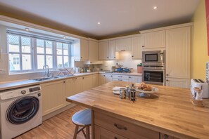 House (3 Bedrooms) | Private kitchen | Fridge, microwave, oven, stovetop - 3 The Gables (Leiston)