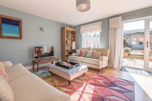 Maison (3 Bedrooms) | Salle de séjour | Téléviseur, livres, chaîne audio