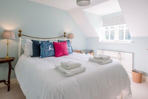 House (3 Bedrooms) | 3 bedrooms, desk, laptop workspace, iron/ironing board - 3 The Gables (Leiston)