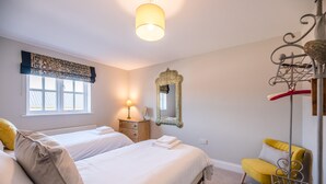 3 bedrooms, desk, laptop workspace, iron/ironing board - 3 The Gables (Leiston)