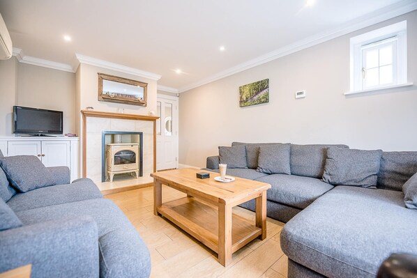 Maison (5 Bedrooms) | Salle de séjour | Télévision, cheminée