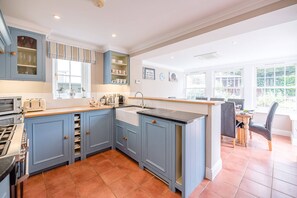 Maison (5 Bedrooms) | Cuisine privée | Four à micro-ondes, un four, surface de cuisson, lave-vaisselle