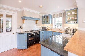 House (5 Bedrooms) | Private kitchen | Microwave, oven, stovetop, dishwasher