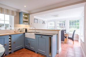 House (5 Bedrooms) | Private kitchen | Microwave, oven, stovetop, dishwasher
