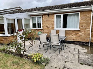 Outdoor dining - Sea Dream House, Kessingland (Lowestoft)
