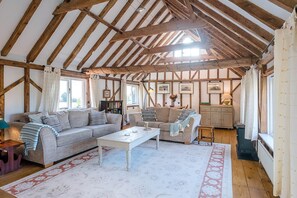 Huis (2 Bedrooms) | Woonkamer | Televisie en boeken