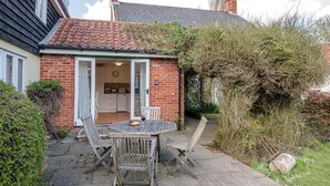 Outdoor dining - The Hayloft Boundary Farm Air Manage Suffolk (Woodbridge)