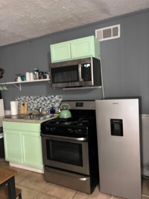 Refrigerador, microondas, placa de cocina, cafetera/tetera
