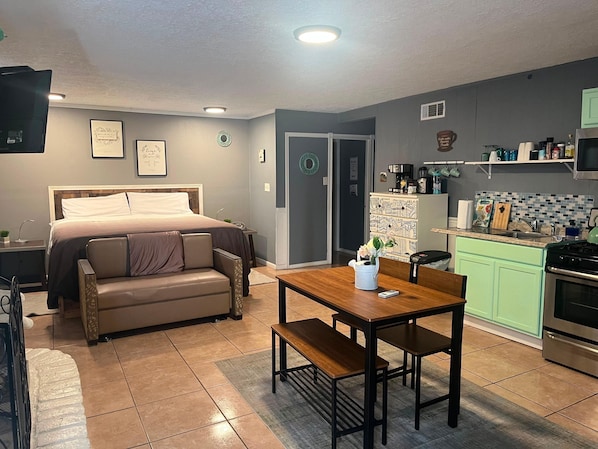 1 habitación, tabla de planchar con plancha, wifi gratis y ropa de cama