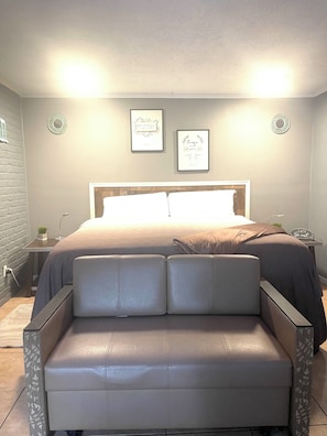 1 slaapkamer, een strijkplank/strijkijzer, gratis wifi, beddengoed