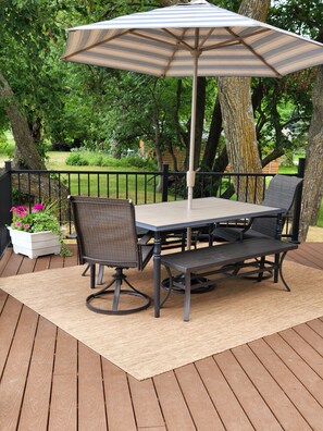 Outdoor dining - Beautiful, family friendly Lake home w/sunroom and 100ft of sandy beach! (Henning)