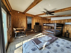 4 bedrooms, in-room safe, free WiFi, bed sheets - Beautiful, family friendly Lake home w/sunroom and 100ft of sandy beach! (Henning)