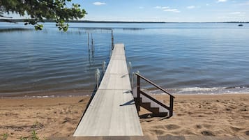 Ranta lähistöllä, aurinkotuoleja