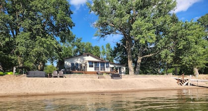 Beautiful, family friendly Lake home w/sunroom and 100ft of sandy beach!