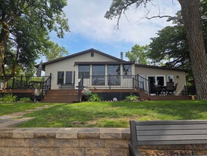Exterior - Beautiful, family friendly Lake home w/sunroom and 100ft of sandy beach! (Henning)