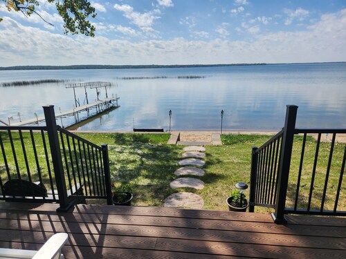 Beautiful, family friendly Lake home w/sunroom and 100ft of sandy beach!