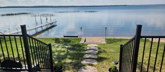 Beautiful, family friendly Lake home w/sunroom and 100ft of sandy beach!
