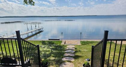 Beautiful, family friendly Lake home w/sunroom and 100ft of sandy beach!