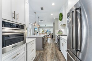 Refrigerador, microondas, horno y parrilla de estufa 