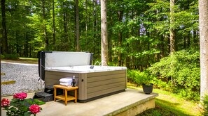 Outdoor spa tub - Perfect Cabin in the Woods! Hot Tub, Fire Pit, WI-FI, Central A/C (Sparta)