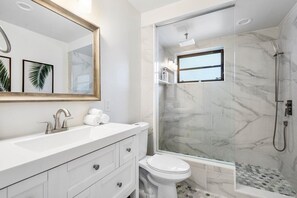Shower, hair dryer, towels, soap - Coastal Ft Lauderdale Salt water-Pool Home (Wilton Manors)