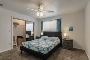 4 Schlafzimmer, Schreibtisch, Bügeleisen/Bügelbrett, Reisekinderbett