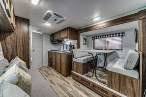 Fridge, microwave, dishwasher, coffee/tea maker - The Pearl at Hill View -in the Texas Hill Country (Boerne)