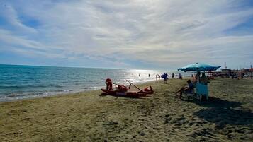 Aurinkotuoleja, rantapyyhkeitä