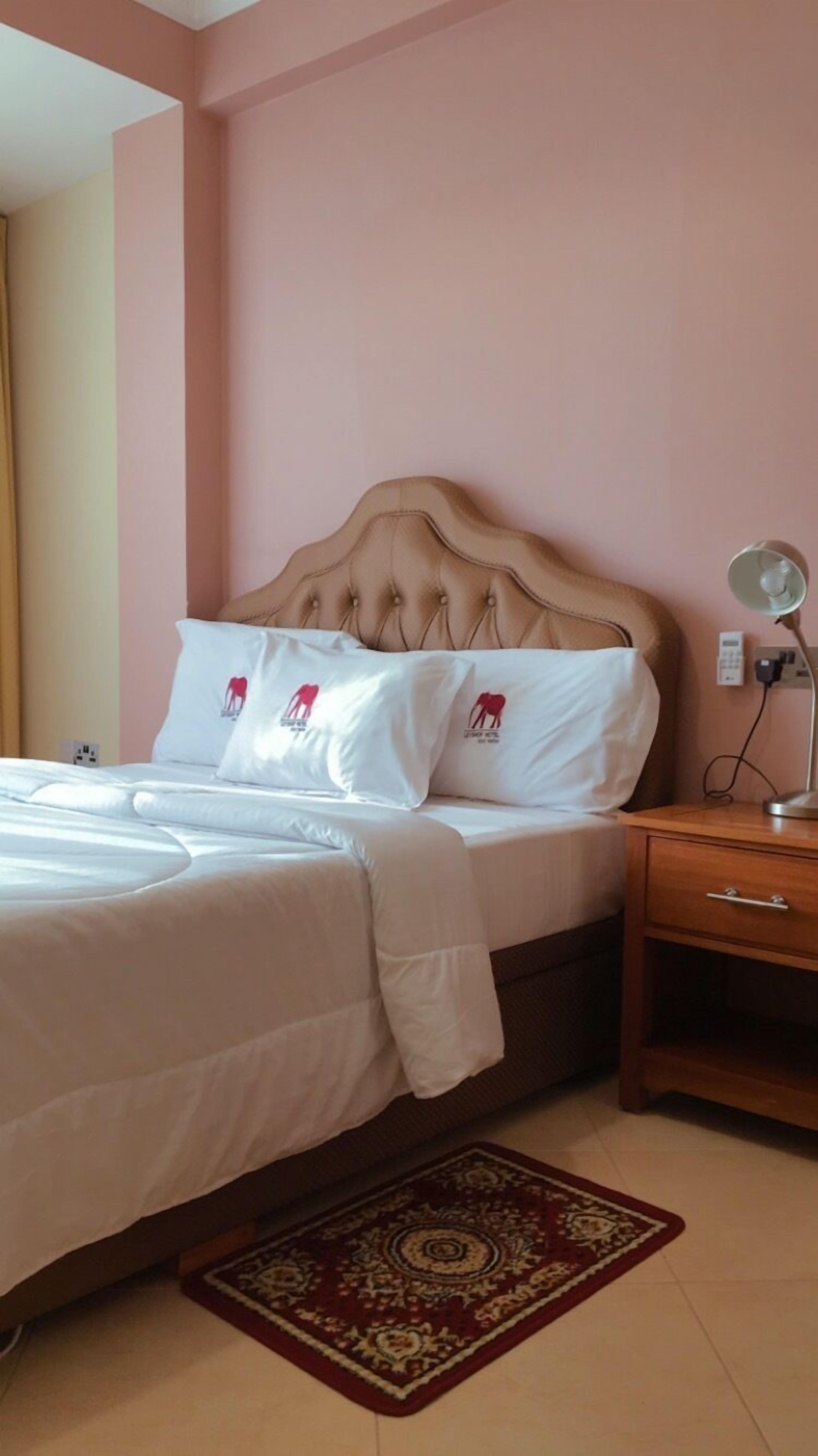 deluxe double room | desk