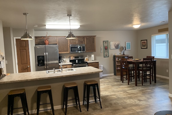 Frigorífic, microones, placa de cuina i rentaplats