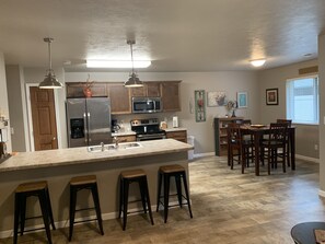 Kühlschrank, Mikrowelle, Herdplatte, Geschirrspüler