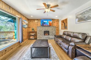 Smart TV - Colorado Mountain House - Views and a Hot Tub! (Cascade-Chipita Park)