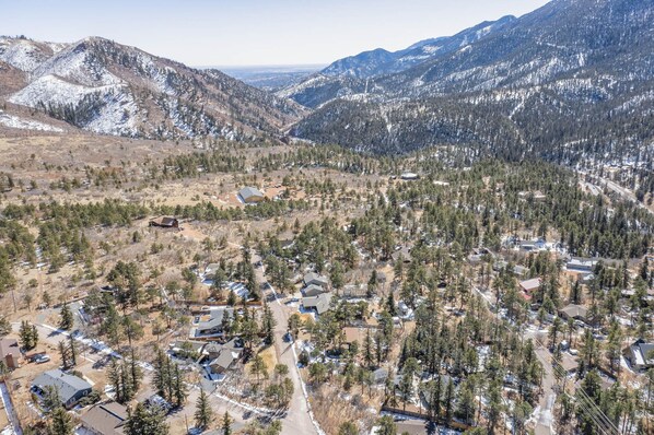A residential area with houses surrounded by dense forests and mountains in the background. - Colorado Mountain House - Views and a Hot Tub! (Cascade-Chipita Park)