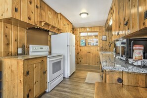 Fridge, microwave, oven, stovetop - Colorado Mountain House - Views and a Hot Tub! (Cascade-Chipita Park)