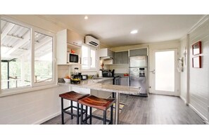 Micro-ondes, cafetiĂšre/bouilloire, blender, four grille-pain