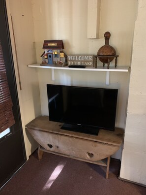 2 quartos, escrivaninha, ferros/tábuas de passar roupa