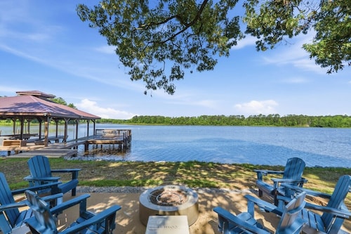Ultimate Family Fun Lakehouse w/pool and dock