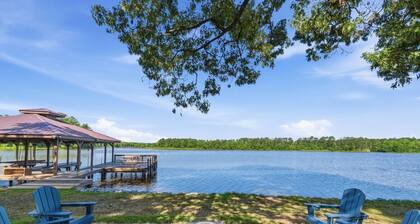 Ultimate Family Fun Lakehouse w/pool and dock