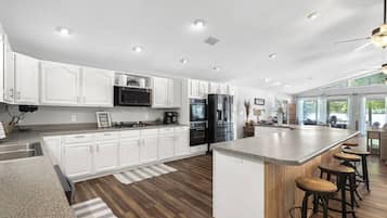 Kylskåp, mikrovågsugn, ugn och spishäll